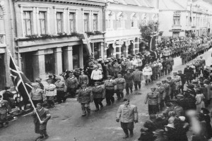 Bilde av Hjemmestyrkene paraderer i Sandefjords gater maidagene 1945